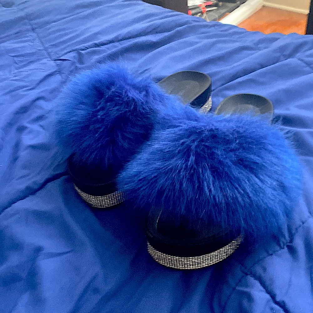 I’m selling prima slides u can wear with anything and u can go out